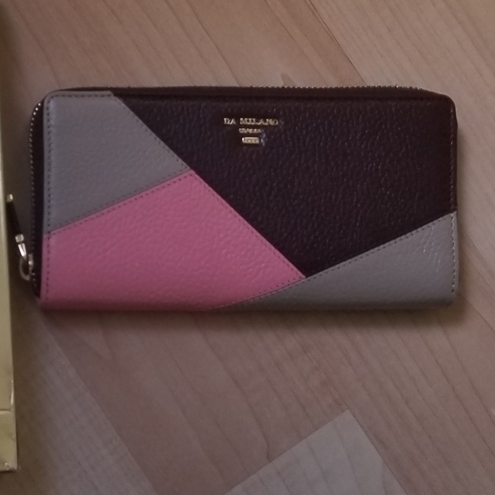 Womans zipper wallet